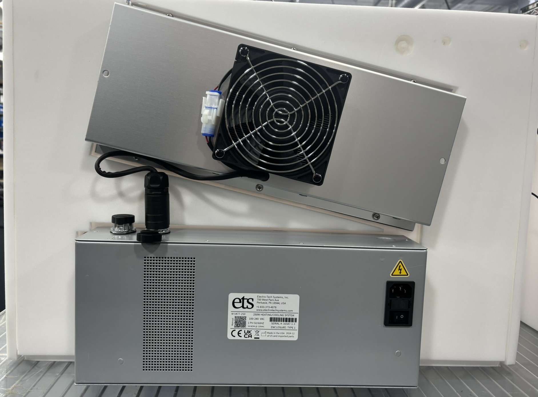 M 5477 Series Thermoelectric Heating/Cooling Systems